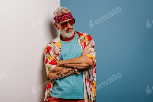Preview: Hipster senior man in funky shirt land bandana leaning at copy space