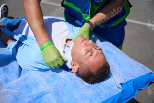 Preview: Employee of the mobile team puts neck brace on victim