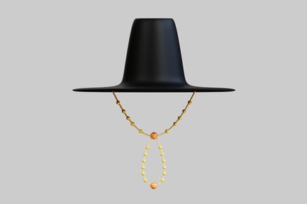 Preview: Elegant Hat Adorned with a Gold Chain