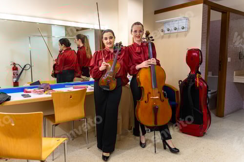 Visualização: Duas músicos prontas para sair para dar um concerto de música clássica