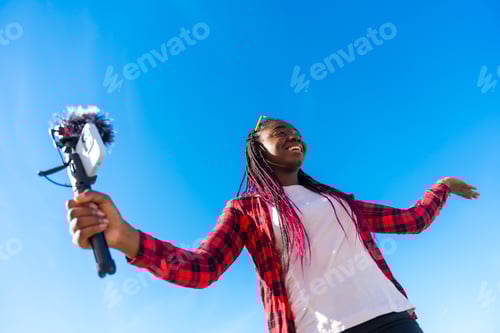 Vorschau: Frau erstellt Inhalte für Social-Media-Aufnahmen mit einem Handy im Freien