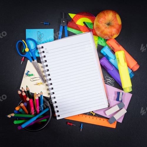 Visualização: Material escolar no fundo de um conselho escolar negro