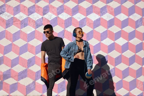 Preview: Confident young teenagers in trendy clothing