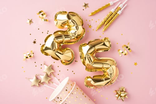 Visualização: Balões dourados festivos em forma de número 25 em um fundo rosa com decorações de festa