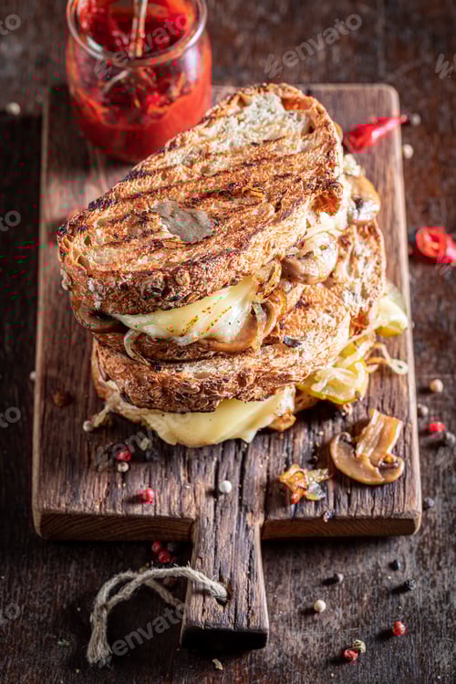 Preview: Spicy toasts with spicy sauce, onion and grilled cheese.