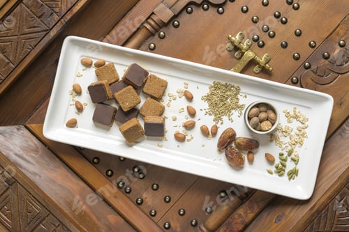 Vorschau: Aufnahme von oben auf verschiedene Arten von Muttern und quadratischen Muttern auf einer dekorativen Holzoberfläche