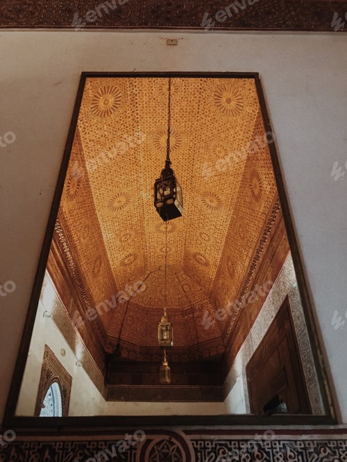 Preview: Mirror with ceiling drawing reflections