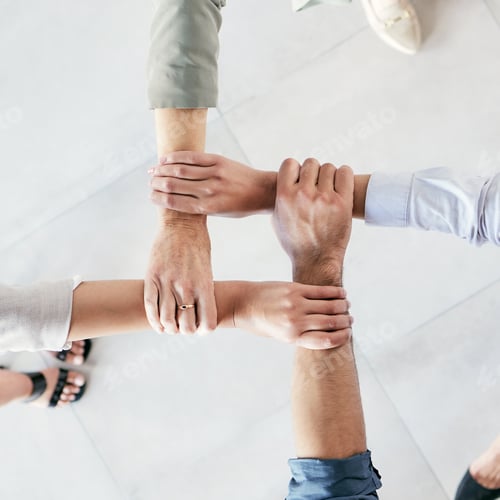 Vista previa: Foto recortada de un grupo de empresarios uniéndose de brazos en señal de solidaridad en el trabajo