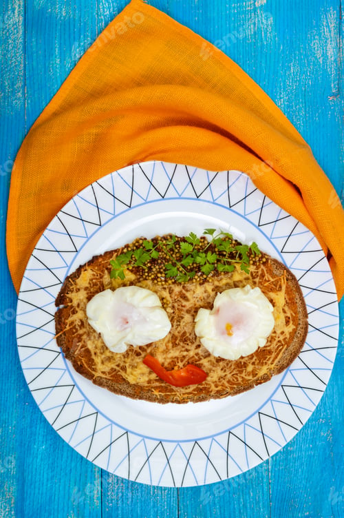 Preview: Children's menu: hot sandwich of black rye bread with grated cheese and a poached egg