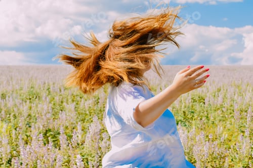 Preview: Smiling woman in depth of field