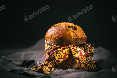 Preview: Panettone - traditional Italian Christmas cake with chocolate chips
