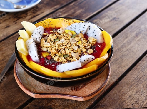 Preview: Smoothie bowl with fresh fruit and granola, healthy eating