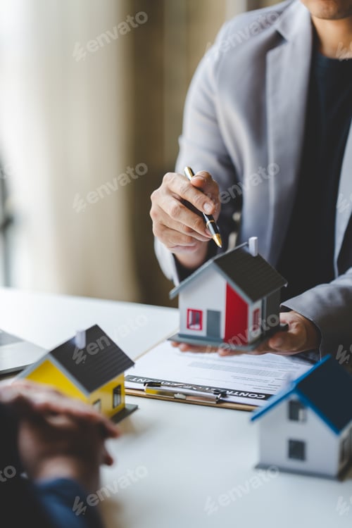 Preview: real estate agent Delivering sample homes to customers, mortgage loan contracts. Make a contract for