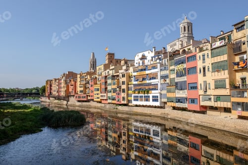 Preview: Picturesque houses overlooking the river Onyar in Girona