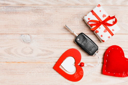 Preview: Top view of car key, gift box and heart as a present for Valentine's day