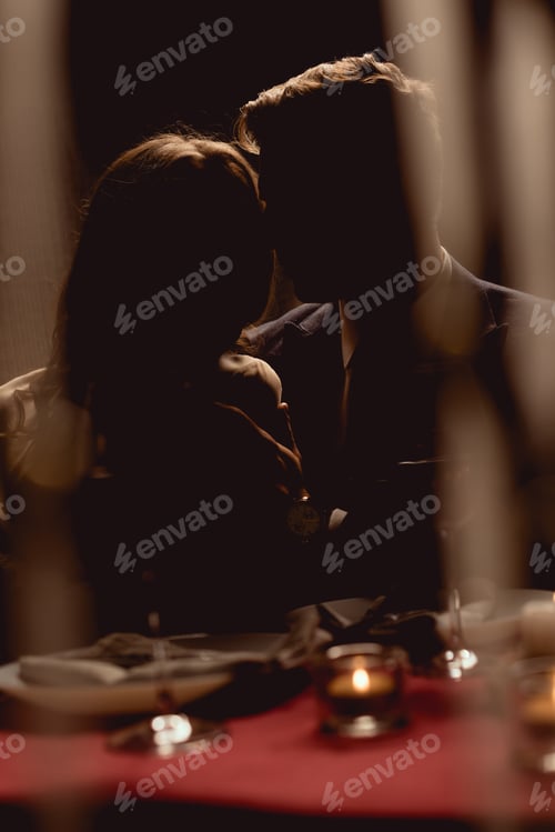 Preview: silhouette of couple during romantic date in restaurant
