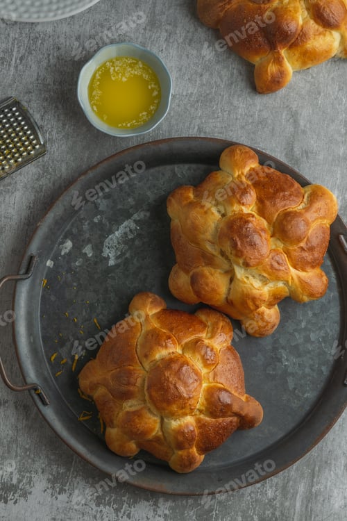 Preview: Mexican pan de muertos for day of the dead. Top view