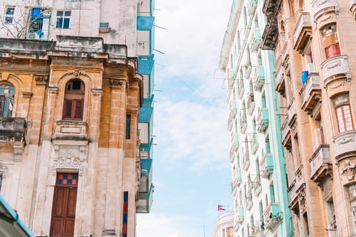Preview: Authentic view of a street of Old Havana with old buildings and cars