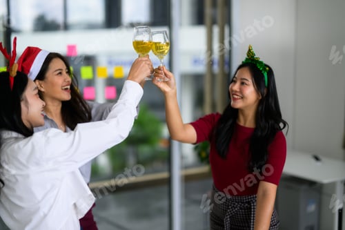 Visualização: Colegas comemorando festa de Natal no escritório brindando champanhe
