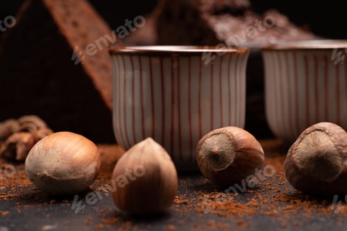 Nueces y avellanas con fondo de café