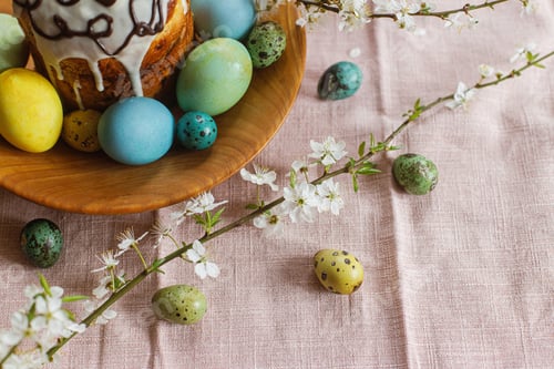 Preview: Happy Easter! Homemade easter bread and natural dyed easter eggs with spring flowers