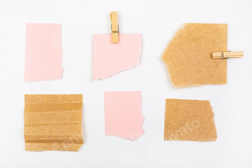 Visualização: Papel de nota, notas adesivas com prendedor de roupa sobre fundo branco, maquete de lembrete