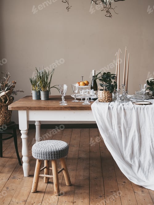 Preview: Cozy dining room and beautiful table