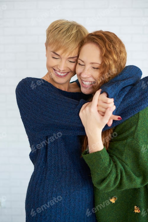 Vista previa: Two girls embracing each other