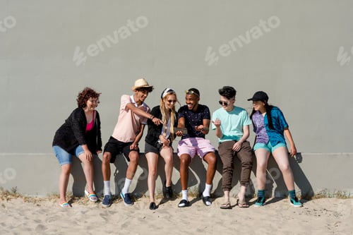 Preview: Social media share, teens watching viral content