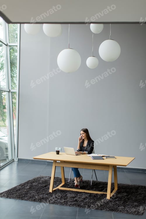 Preview: Young woman in the office