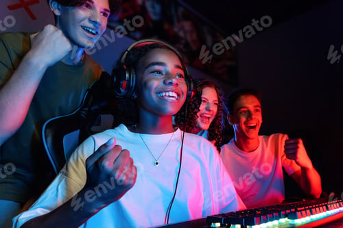 Preview: Teens playing in video game club