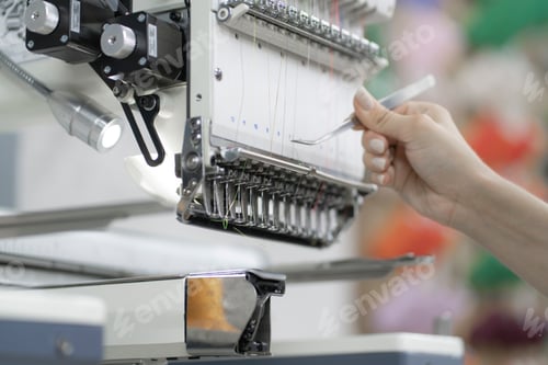 Preview: the operator of modern automatic equipment pass through a thread on the factory