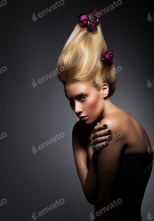 Preview: Glamorous Woman with Futuristic Hairdo