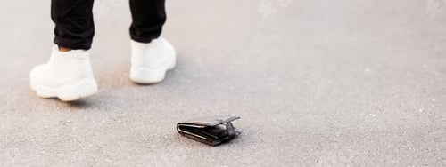 Preview: Man accidently dropped his leather wallet with money