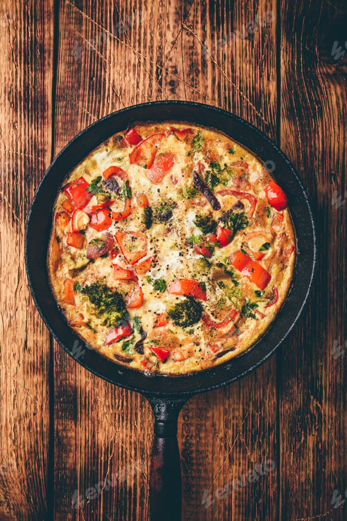 Preview: Vegetable frittata with broccoli in cast iron pan