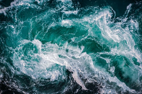 Vista previa: Waves of water of the river and the sea meet each other during high tide and low tide