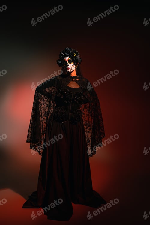 Preview: Woman in black costume and creepy halloween makeup standing on burgundy background