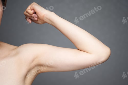 Preview: Middle-aged Japanese woman who cares about slack in her upper arm