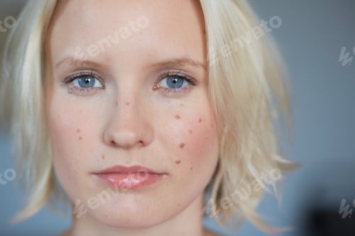 Preview: Close up of woman?s face