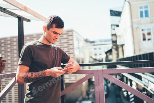 Preview: Concentrated freelancer messaging with coworker