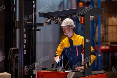 Preview: A team of engineers inspects the warehouse in a large storage warehouse.