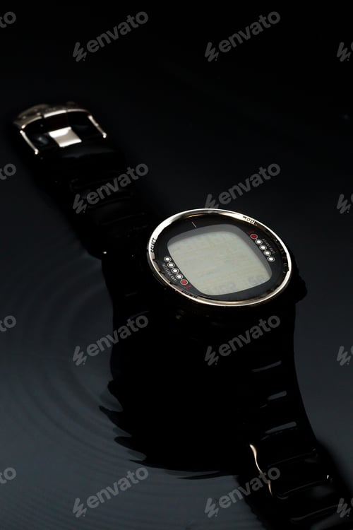 Preview: Watch computer for diving in water streams on a black background