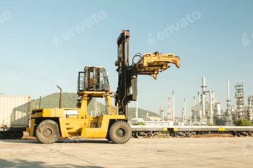 Preview: folklift is preparing to lift container