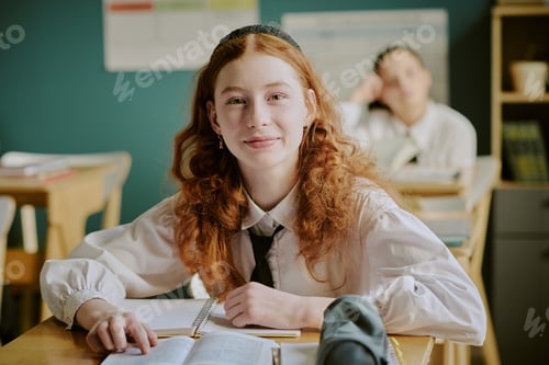 Visualização: Retrato de menina estudando em sala de aula com colegas