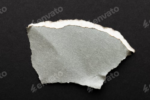 Vista previa: Hoja de papel gris rasgada con espacio para copiar sobre fondo negro