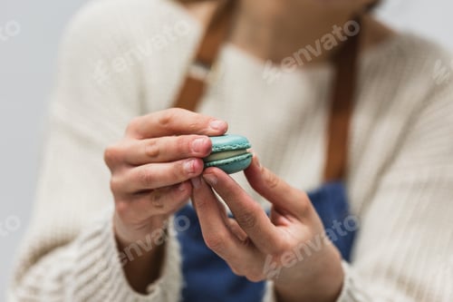 Visualização: Chef de confeitaria feminina preparando macaroons, trabalhando na cozinha da confeitaria, confeitaria