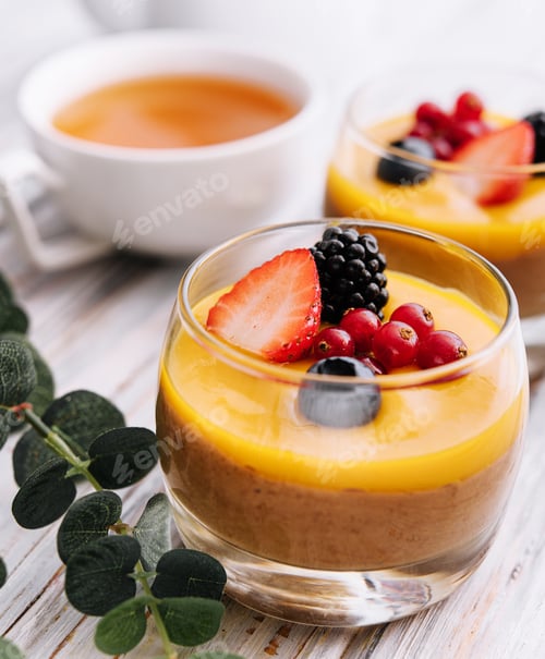 Preview: Delicious panna cotta with mango with berries