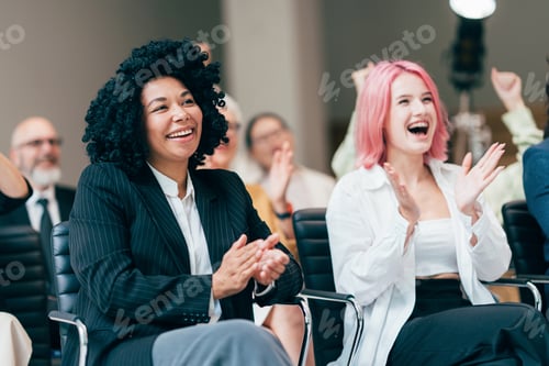 Visualização: Empresários e empresárias fazendo um partido corporativo