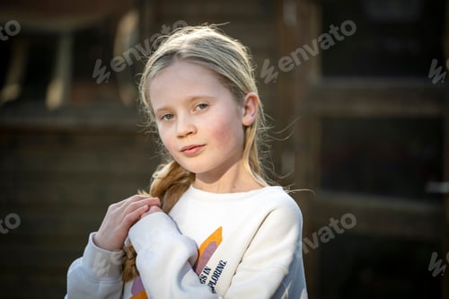 Visualização: Jovem garota com uma trança na luz do sol