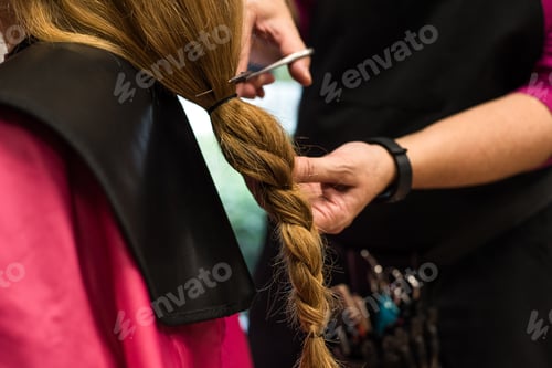 Preview: Woman donating hair for cancer